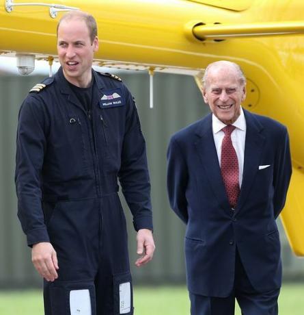 Princis Filips ar savu mazdēlu princi Viljamu vizītes laikā Austrumanglijas gaisa ātrās palīdzības bāzē, 2013. gadā