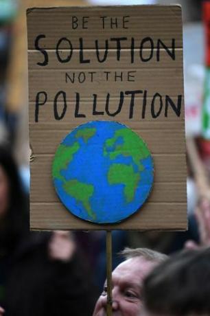 greta Thunberg pret klimata pārmaiņām protestē Glāzgovā