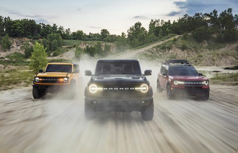 Visu jauno 2021. gada visu 4x4 nelīdzeno kravas automašīnu 2021 bronco saimes pirmsizstrādājumu versijās, kas parādītas šeit, ir bronzo kreisās durvis kiberoranžā, metāliskā trīskārtu krāsā, bronhu četrām durvīm ēnā melnā krāsā un bronko sportā ar ātrsarkanu, metālisku tonētu caurspīdīgu pārklājumu