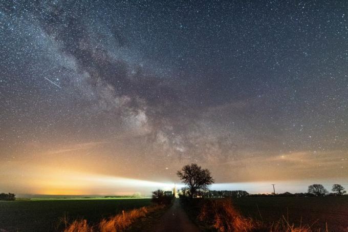 2018. gada 20. aprīlis, Vācija, burg auf fehmarn ikgadējās aprīļa liridas meteoru lietus apgaismo naksnīgās debesis un padara lidmašīnas, planētas un zvaigznes redzamas ar neapbruņotu aci šogad aprīļa dziesmu vārdi parādās no 14. līdz 26. aprīlim foto Daniela Reinhardtdpa fotogrāfija Daniela Reinhardta bilde alianse caur Getty attēlus