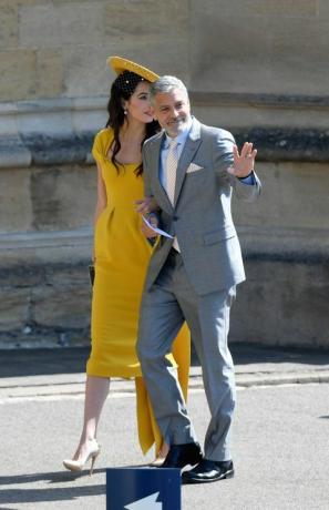 Amal Clooney valkā pielāgotu Prada līdz Royal Wedding