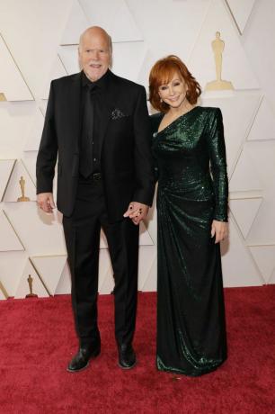 Holivuda, Kalifornija, 27. marts l r rex linn and reba mcentire apmeklē 94. gadskārtējo akadēmijas balvu pasniegšanas ceremoniju Holivudā un Hailendā 2022. gada 27. martā Holivudā, Kalifornijā, foto, autors: Maiks Kopolagetty attēlus