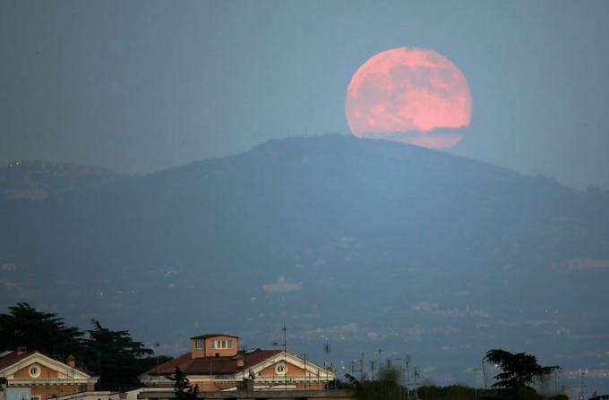 Rozā mēness virs Romas
