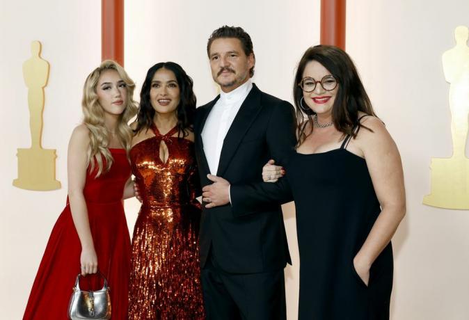 salma hayek un pedro pascal