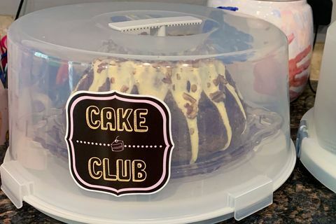 kūku turētājs ar kūku kluba logotipu