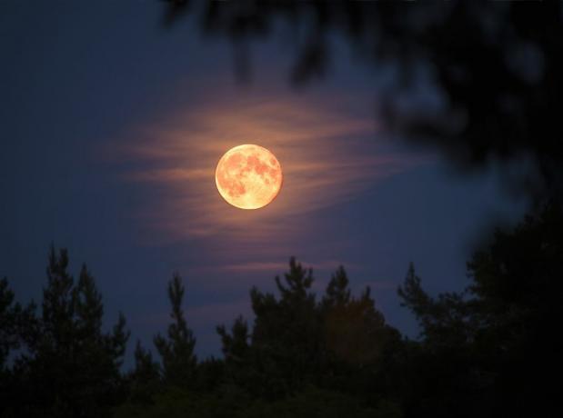 Kas ir mednieka mēness? Skaistais stāsts aiz oktobra pilnmēness
