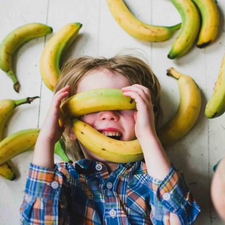 Bērni (2-3, 4-5) pārklāti ar banāniem