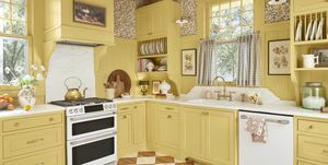 dzeltena britu iedvesmota lauku mājas virtuve