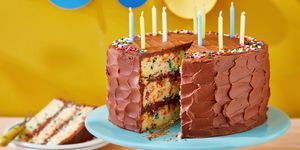 klasiska konfeti dzimšanas dienas torte ar šokolādes sviesta krēmu