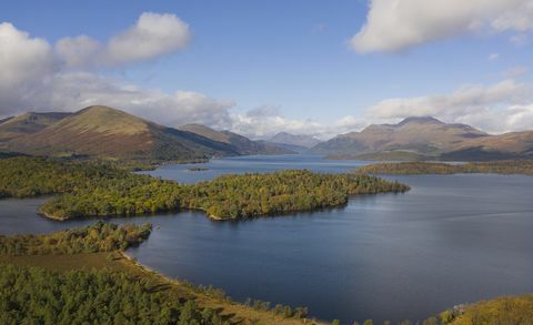 Tiek pārdota apmēram 103 akru liela sala, kas atrodas pie dienvidu Loch lomond rietumu krasta