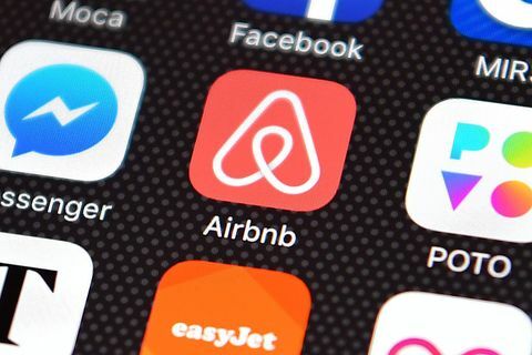 Airbnb lietotne mobilajā tālrunī