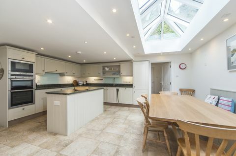 Balta liela virtuve ar virtuves salu - tiek pārdota māja Kornvolā