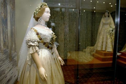 Kensingtonas pilī izstādīta karalienes Viktorijas manekena viņas kāzu dienā