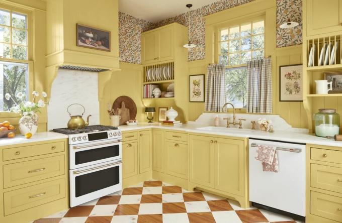 dzeltena britu iedvesmota lauku mājas virtuve