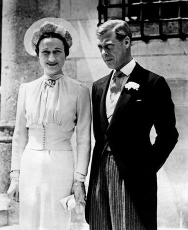 Voliss Simpsons ar Vindzoras hercogu, bijušo karali Edvardu VIII, viņu kāzu dienā 1936. gadā