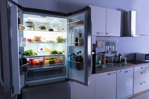 Atvērts ledusskapis virtuvē