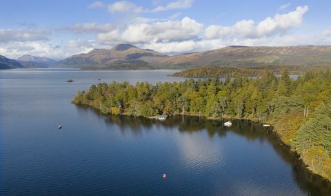 Tiek pārdota apmēram 103 akru liela sala, kas atrodas pie dienvidu Loch lomond rietumu krasta