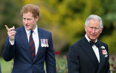 Londona, Apvienotā Karaliste 09. jūnijs ir embargo, kas paredzēts publicēšanai Lielbritānijas laikrakstos līdz 48 stundām pēc datuma un laika izveides. princis Harijs un princis Čārlzs, Velsas princis apmeklē gurkha 200 konkursu karaliskajā slimnīcā Chelsea 2015. gada 9. jūnijā Londonā, Anglijā, foto autors: max mumbyindigogetty attēli