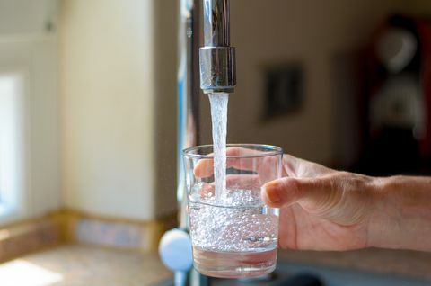 Izvairieties no auksta dzeramā ūdens uzturēšanās hidratētā stāvoklī 