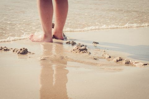 Slēgt, dēļ, sieviete, pēdas, pa, noteiktais artikuls, roka, uz, beach, -, jūra, atnākšana, in