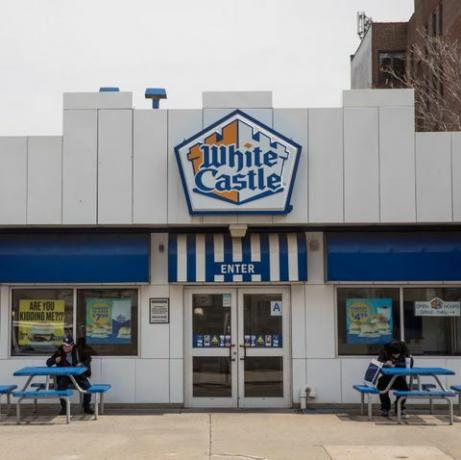 Ņujorka, 12. aprīlis - baltas pils restorāna ārējais skats, 2018. gada 12. aprīlis Ņujorkas pilsētas karalienes iecirknī baltā pils ir iepazīstināja ar bez gaļas neiespējamu bīdītāju burgeru, kas tiek pārdots par 199, kas ir aptuveni divas reizes lielāks par balto pili parasto slīdni pīrādziņi, kas galvenokārt izgatavoti no kviešu olbaltumvielām un kartupeļiem, ir pirmie uz augu bāzes gatavoti burgeri, ko amerikāņu ātrās apkalpošanas restorānā pārdod draw angerergetty attēli