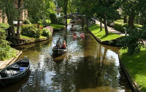 Holandē ir burvju maza pilsēta, kur ielas ir izgatavotas no ūdens