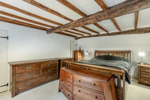 Tiek pārdota māja Oksfordšīras galvenā guļamistaba