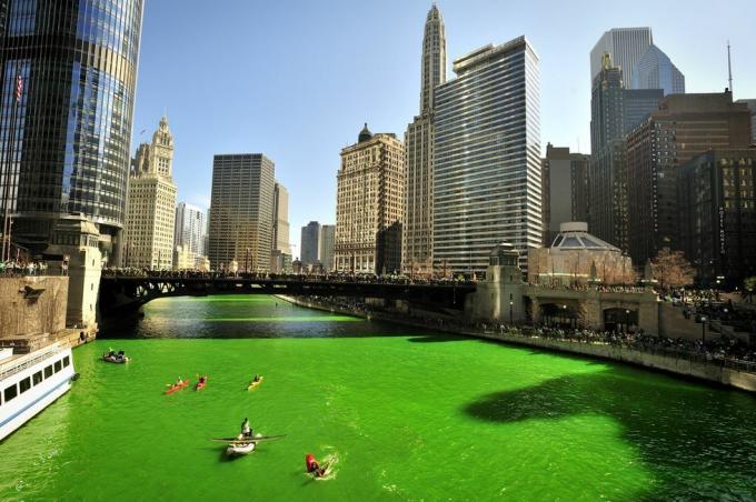 krāsojot Čikāgas upi zaļā krāsā Svētā Patrika dienā