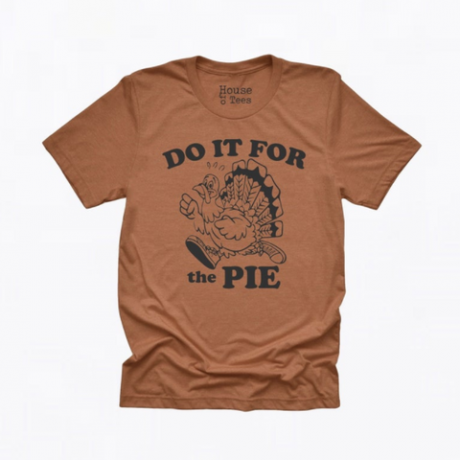 brūns t krekls, kurā ir tītars skriešanas apavos, un uzraksts ar retro burtiem saka "dari to pīrāgam"