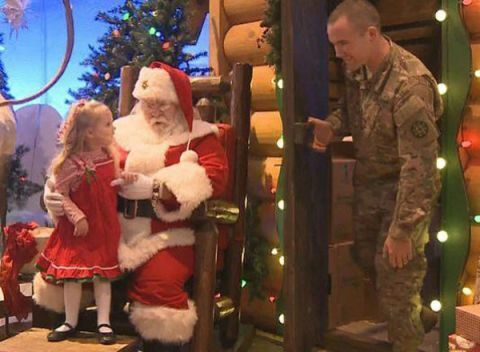 Mazas meitenes lūdz Ziemassvētkos redzēt karavīra tēti un viņš parādās video