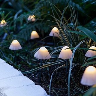 Lights4fun komplekts no 12 sēņu saules dekoratīviem dārza stabiņiem zaļš kabelis silts balts LED IP44 ūdensizturīgs
