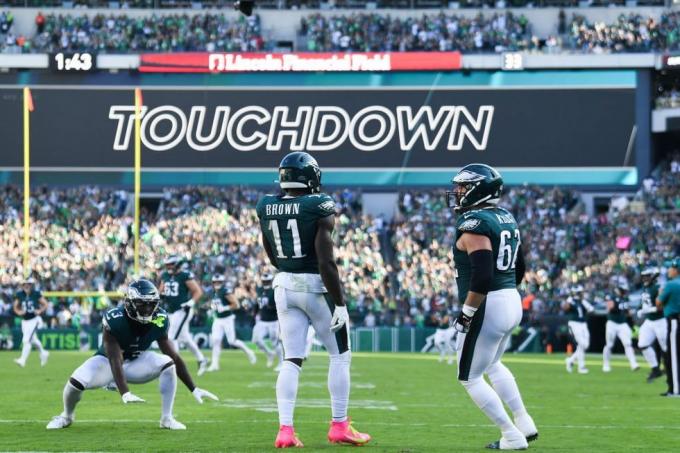 Filadelfija, 1. oktobris aj Brown 11 svin kopā ar komandas biedru Džeisonu Kelci 62. no Philadelphia eagles pēc piezemējuma gūšanas spēles laikā otrā puse pret Vašingtonas komandieriem Linkolnas finanšu laukumā 2023. gada 1. oktobrī Filadelfijā, Pensilvānijas štatā, Ketrinas Rileygetija foto attēlus