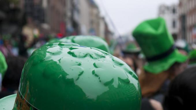 zaļo cepuru pūlis uz ielas Svētā Patrika dienas parādes laikā Dublinā