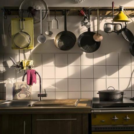 virtuves iekārta mājas virtuvē vakara gaismā