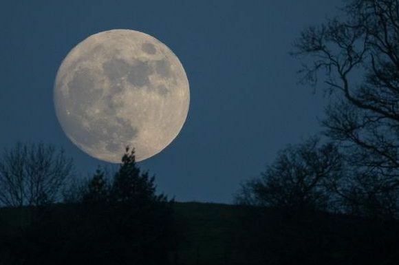 vilku mēness paceļas virs Glastonberijas pirms biroja brīdinājumiem par nelabvēlīgiem laikapstākļiem