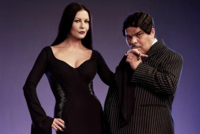 trešdiena no l līdz r Catherine Zeta Jones kā morticia addams, luis guzmán kā gomez addams trešdienā cr matthias clamernetflix © 2022