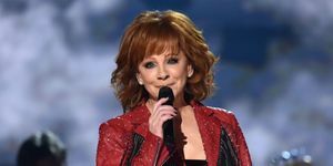 Lasvegasa, Nevada 07. aprīlis uzņēmēja Reba mcentire uzstājas uz skatuves 54. kantrī mūzikas balvu akadēmijas laikā mgm grand garden arēnā 2019. gada 7. aprīlī Lasvegasā, Nevadas štatā, fotogrāfija: Džefs Kravitzacma2019filmmagic for acm