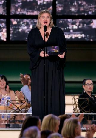 Losandželosa, Kalifornija 12. septembris 74. gada primetime Emmy balvas attēlā Kellija Klārksone runā uz skatuves 2022. gada 12. septembrī Microsoft teātrī notika 74. ikgadējā primetime Emmy balvu pasniegšanas ceremonija, kuras autors: chris hastonnbc, izmantojot Getty attēlus