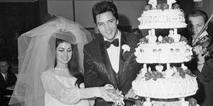 Elvis un Priscilla Presley sagriež savu kāzu torti
