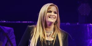 Trisha Yearwood un Wynonna Judd uzstājas uz skatuves žūrijas finālturnejas laikā Bridžstonas arēnā 2022. gada 28. oktobrī Nešvilā, Tenesī štatā, Džeisona Kempingtija fotoattēls