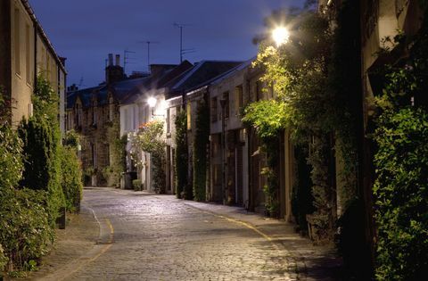 Romantisks skats uz veco ielu Edinburgā, Skotijas galvaspilsētā
