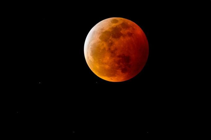 asins mēness vai pilnmēness ar sarkanīgu ēnu pilna Mēness aptumsuma dēļ nakts debesīs