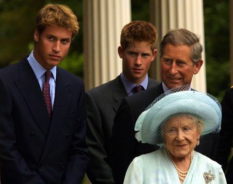 Princis Viljams, princis Harijs un princis Čārlzs ar karalieni māti svinībās 2001. gadā.
