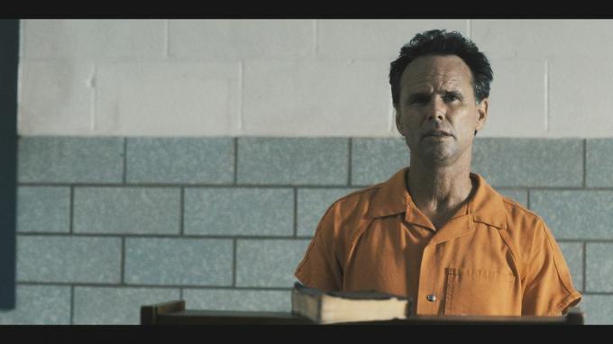 Walton Goggins kā puisis drūzmētājs oranžā cietuma kombinezonā ar Bībeles attaisnojumu pilsētas pirmatnējā finālā