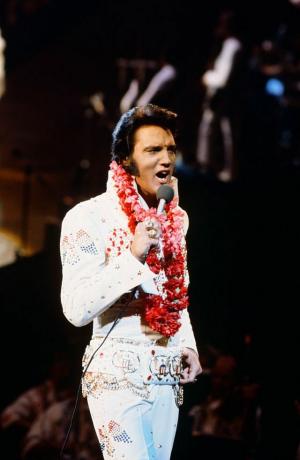 Elvis Aloha no Havaju salām attēloja Elvisu Presliju dzīvās uzstāšanās laikā Honolulu starptautiskajā centrā Honolulu, havaju salās 1973. gada 14. janvārī par viņa īpašo nbc fotoattēlu, ko autors Gerijs Nullnbcu foto banknbcuniversal, izmantojot Getty Images, izmantojot Getty attēlus