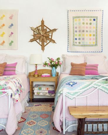 guļamistaba ar divām atsevišķām gultām ar vintage segām