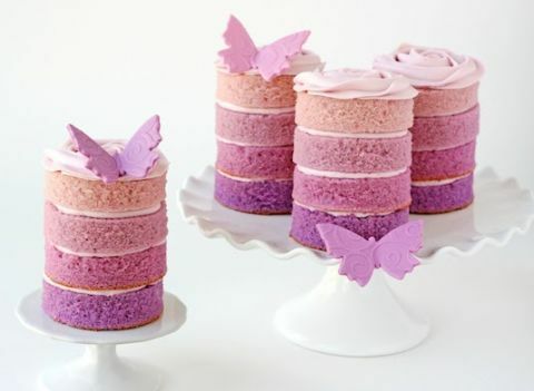 purpursarkanā ombre kūkas tauriņi