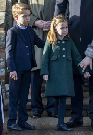 Kings Lynn, Anglija, 25. decembris, Kembridžas princis Džordžs un Kembridžas princese Šarlote apmeklē Ziemassvētku dienas dievkalpojumu baznīcā Marijas Magdalēnas piemineklis Sandringemas īpašumā 2019. gada 25. decembrī Kings Lynn, Apvienotajā Karalistē, foto ar Mark cuthbertuk preses starpniecību, izmantojot getty attēlus
