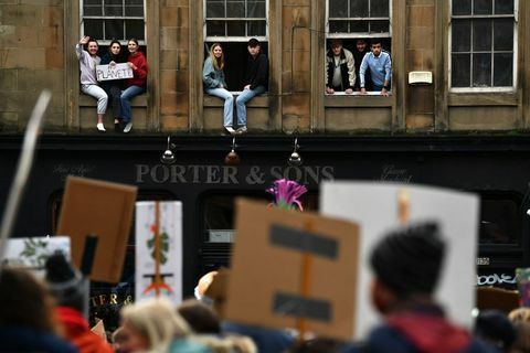 greta Thunberg pret klimata pārmaiņām protestē Glāzgovā