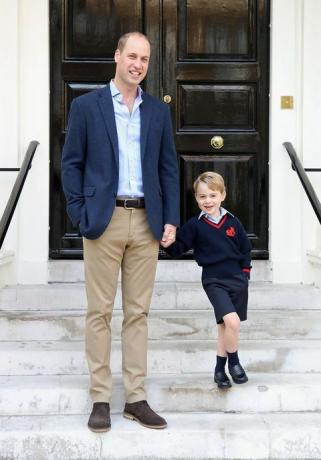 Princis Džordžs apmeklē Tomasa Battersju savā pirmajā dienā skolā